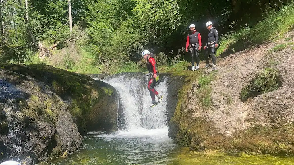 Sprung in das Wasser während einer Canyoning Tour in den Gimbachkaskaden mit Badis Adventures