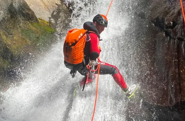Canyoning-Gutschein verschenken – das Outdoor-Geschenk, das wirkt