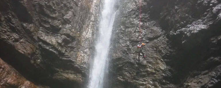 Canyoning in einer türkisblauen Schlucht im Friaul – Canyoningreise Norditalien