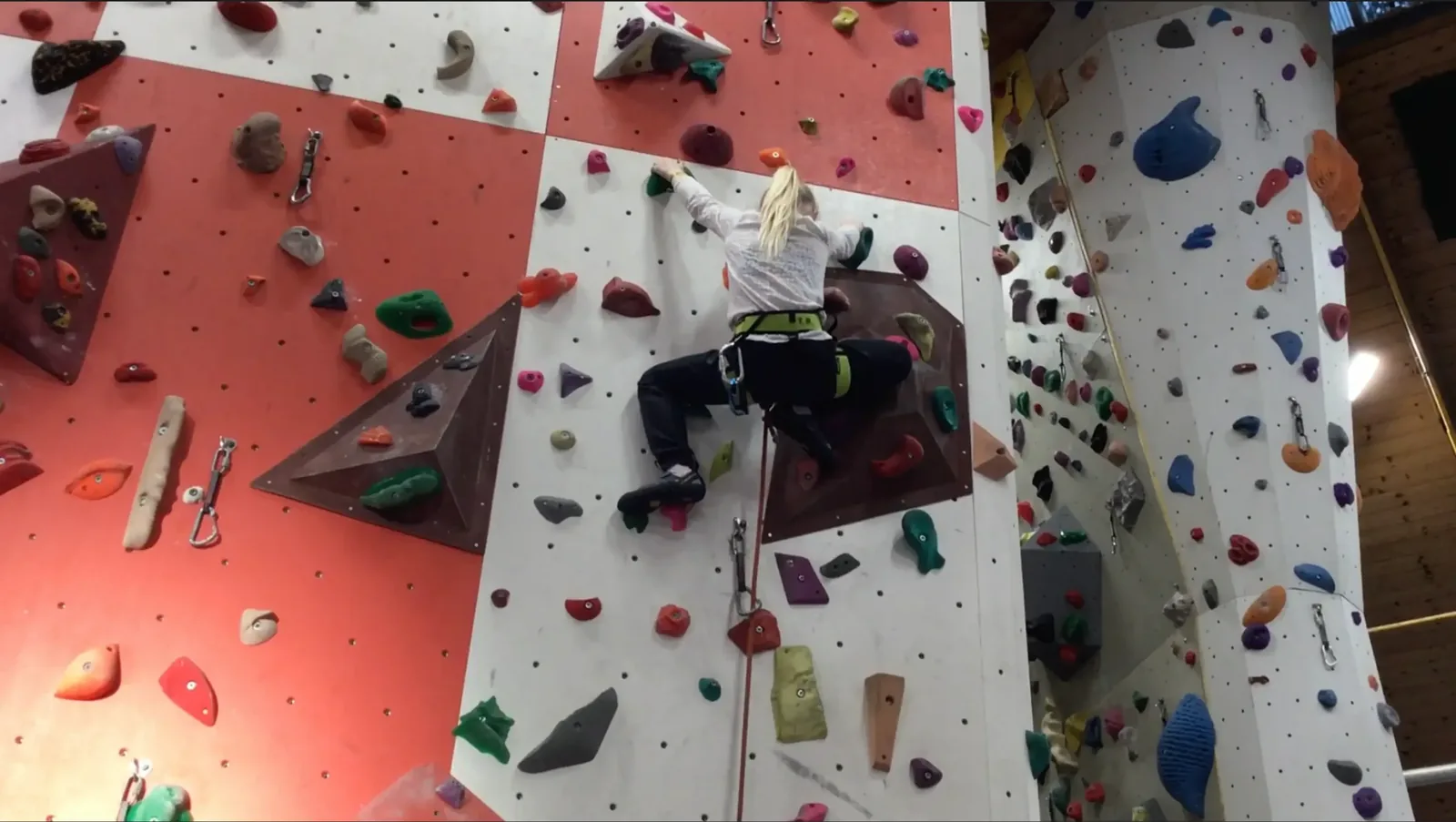 Climbing on rock during the multi-pitch preparation course