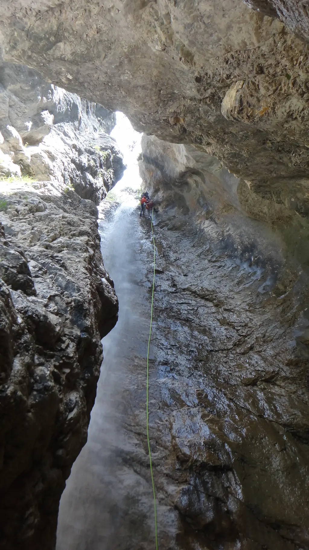 Canyoning training with Badis Adventures – abseiling in the canyon